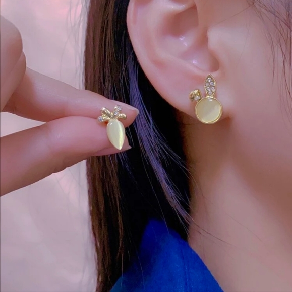🐰🥕NEW🐰🥕ADORABLE!! BUNNY AND CARROT STUD CZ EARRINGS 🐰🥕 - Picture 2 of 13